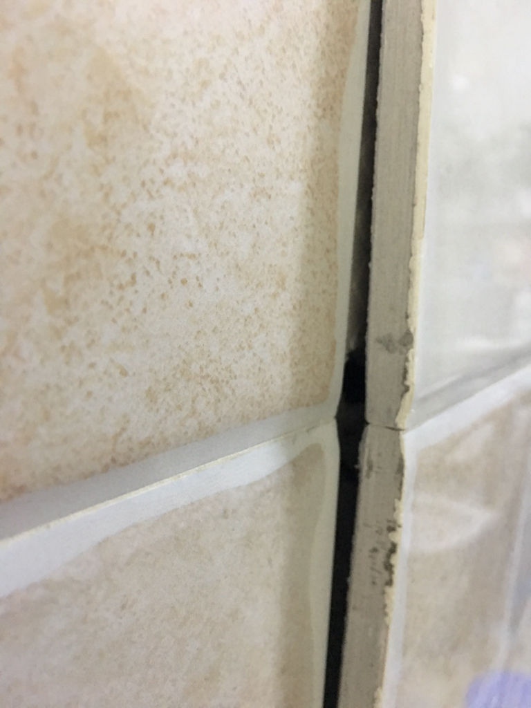 墙砖大面积空鼓会脱落吗(墙面的大块瓷砖空鼓的如何补救?)